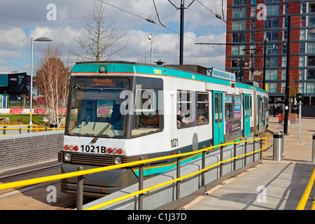 Tramway métro au terminus de Salford Quays Manchester Metrolink next la BBC North West siège à Media City. Banque D'Images