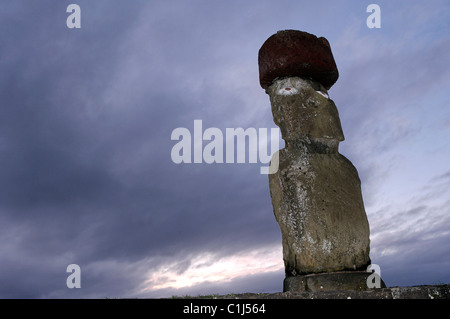 Le Chili, l'île de Pâques, l'ahu Tahai est un groupe de Moai près de Hanga Roa, la seule ville dans l'île Banque D'Images