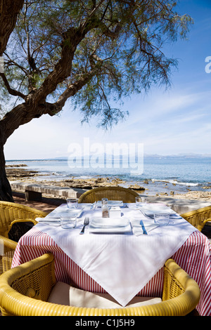 Table de restaurant donnant sur la plage, Majorque, Espagne Banque D'Images