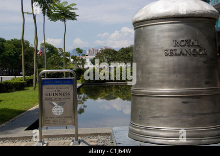 L'État de Selangor, Malaisie, Kuala Lumpur. Le Royal Selangor Pewter, musée, atelier & showroom. World's largest tankard. Banque D'Images
