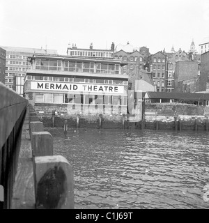 Vue des années 1960 depuis la Tamise du Mermaid Theatre, Puddle Dock, Londres EC4, ouvert en 1959 et le premier construit dans la ville depuis l'époque de Shakepeare. Banque D'Images