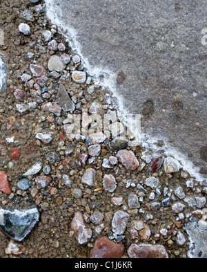 Crystalizing sels hors de l'eau de cours d'eau au bords d'un ruisseau. Ce ruisseau se jette dans la Rivière Salée en Arizona. Banque D'Images