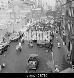 Années 1950, vue aérienne de l'activité alors que les travailleurs, les porteurs et les camions remplissent la rue Lower Thames au marché aux poissons Billingsgate, Londres, Angleterre. Banque D'Images