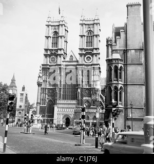 Années 1950, extérieur, Abbaye de Westminster, célèbre église anglicane de style gothique, lieu des couronnements et mariages pour la monarchie britannique et lieu de sépulture. Banque D'Images