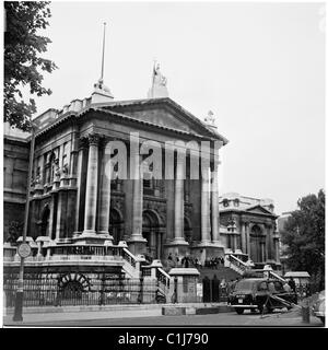 Années 1950, extérieur de la Tate Gallery, anciennement connue sous le nom de National Gallery of British Art, sur Millbank, Pimlico, Westminster Londres, Angleterre, ROYAUME-UNI. Banque D'Images