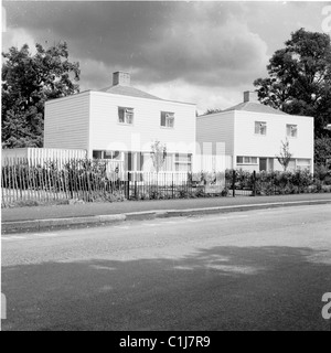 années 1960, une paire de maisons modernes de deux étages nouvellement construites, de conception inhabituelle avec des entourages de clapperboard et des cheminées au milieu des toits. Banque D'Images