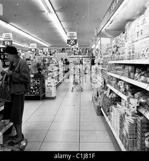 1960s, à l'intérieur d'un nouveau type de magasin d'alimentation, un grand magasin de détail libre-service Fine Fare, l'un des premiers supermarchés en Angleterre, au Royaume-Uni. Banque D'Images