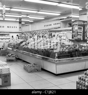 1960s, à l'intérieur d'un supermarché Fine Fare, ce sont les nouveaux magasins de détail qui ont changé le shopping d'épicerie au Royaume-Uni. Banque D'Images