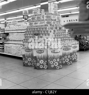 Vers 1960s, à l'intérieur d'une nouvelle boutique libre-service, un supermarché Fine Fare, avec une grande exposition promotionnelle de produits Ryvita, Angleterre, Royaume-Uni. Banque D'Images