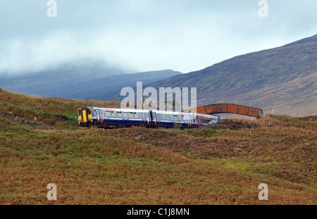 Photo de paysage d'un diesel de la classe 156 train de chemin de fer no156485 crossing Rannoch Moor en Ecosse Banque D'Images