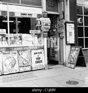 1966, Londres, à l'extérieur d'un magasin de presse, titres des journaux nationaux britanniques avec des reportages sur la coupe du monde de football qui se déroule en Angleterre. Banque D'Images