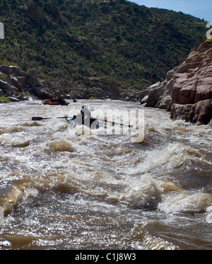 2 couples de rafting sur la Rivière Salée en Arizona, États-Unis sur des pontons gonflables. Banque D'Images