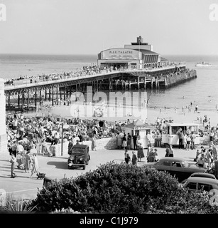 Scène balnéaire anglaise, The Pier Theatre, Bournemouth, Angleterre, Royaume-Uni, ouvert le 3 juin 1960, montrant la comédie, 'Carry On Laughing' avec Ted Rogers. Banque D'Images