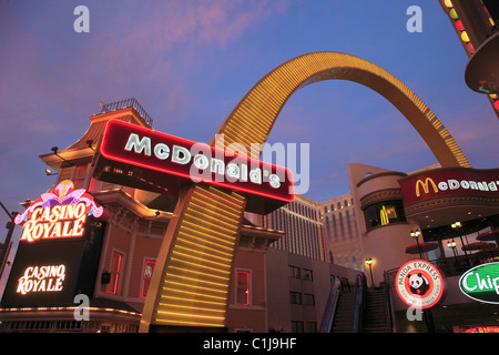 USA, Nevada, Las Vegas, le Strip, McDonald's Arch, Casino Royale, Banque D'Images