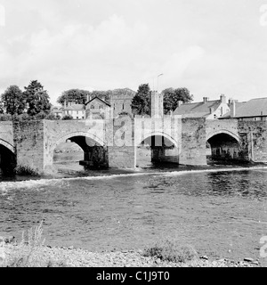 Années 1950. Un pont traverse une rivière dans le pays de Galles à cette photographie par J Allan l'argent comptant. Banque D'Images