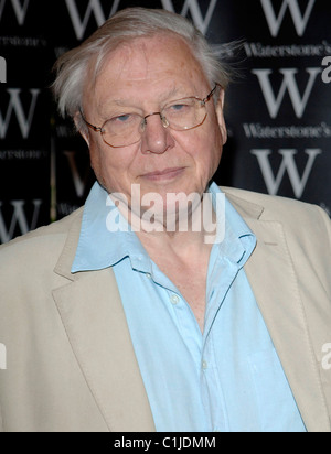 David Attenborough signe des exemplaires de son livre 'La vie sur l'air' à Waterstones Bluewater Kent, Angleterre - 04.06.09 Vince Maher/ Banque D'Images