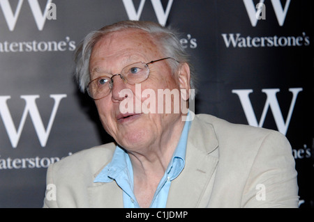 David Attenborough signe des exemplaires de son livre 'La vie sur l'air' à Waterstones Bluewater Kent, Angleterre - 04.06.09 Vince Maher/ Banque D'Images