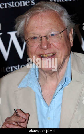 David Attenborough signe des exemplaires de son livre 'La vie sur l'air' à Waterstones Bluewater Kent, Angleterre - 04.06.09 Vince Maher/ Banque D'Images