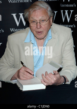 David Attenborough signe des exemplaires de son livre 'La vie sur l'air' à Waterstones Bluewater Kent, Angleterre - 04.06.09 Vince Maher/ Banque D'Images