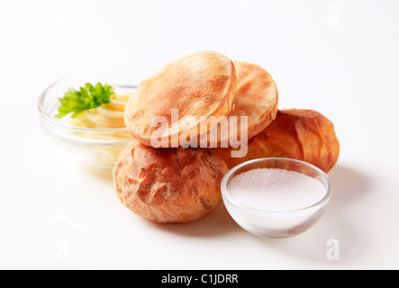 Pommes de terre rôties, le sel et le beurre - studio Banque D'Images