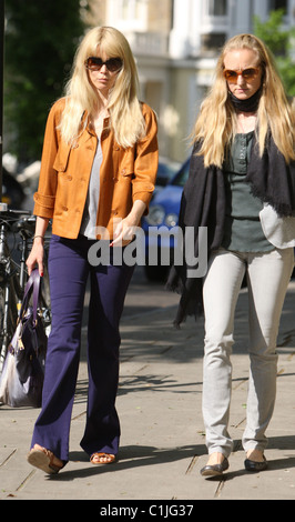 Claudia Schiffer et Tilla Lindig se réunit avec des amis après avoir laissé tomber ses enfants à l'école. Londres, Angleterre - 11.06.09 Banque D'Images