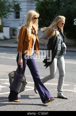 Claudia Schiffer et Tilla Lindig se réunit avec des amis après avoir laissé tomber ses enfants à l'école. Londres, Angleterre - 11.06.09 Banque D'Images