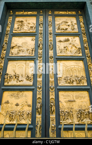 Florence, Italie. Le Battistero di San Giovanni avec portes de bronze à l'Est, les portes du paradis (15c.) par Lorenzo Ghiberti. Banque D'Images