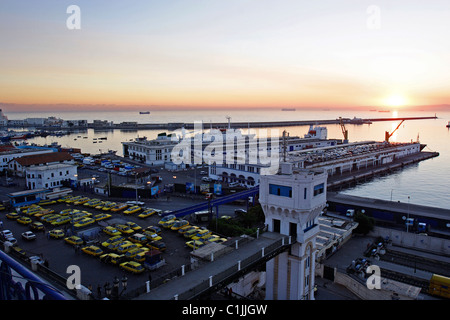 L'Algérie, Alger, l'entrée du port et le phare de la mer d'avant Banque D'Images