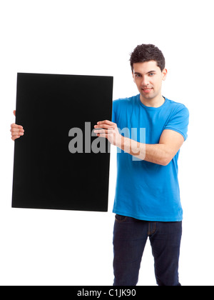 Portrait d'un jeune homme montrant un panneau noir sur fond blanc Banque D'Images