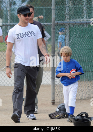 Ryan Phillippe et Deacon Reese Phillippe Ryan Phillippe regarde son fils d'un match de baseball avec sa petite amie et sa fille Los Banque D'Images