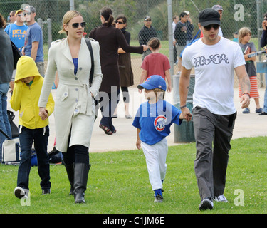 Abbie Cornish, Ava Elizabeth Phillippe, Deacon Phillippe Reese et Ryan Phillippe Ryan Phillippe regarde son fils's baseball Banque D'Images