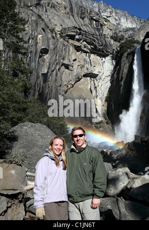 Couple à basse chute Yosemite Yosemite National Park Banque D'Images