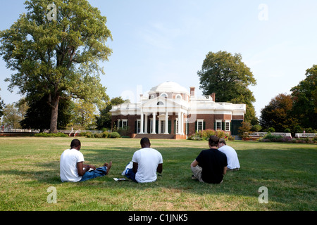 Quatre étudiants assis sur la pelouse à dessiner la maison de Thomas Jefferson Monticello en Virginie Banque D'Images