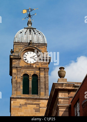 Derby Market Hall clock tower dans le centre-ville de Derby Derbyshire, Angleterre, Royaume-Uni Banque D'Images