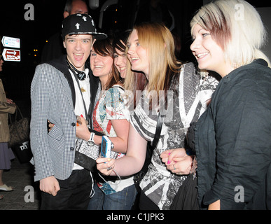 Dernières années 'Britain's Got Talent" gagnant, George Sampson arrive à son hôtel hôtel suite à la première émission en direct à la Banque D'Images