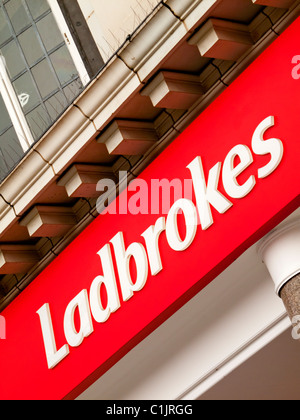 Affiche à l'extérieur de Ladbrokes betting shop un bookmaker de détail avec plus de 2400 succursales Banque D'Images