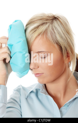 Femme avec un sac de glace pour les maux de tête et migraines Banque D'Images