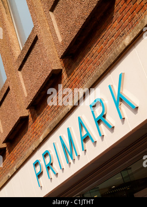 Affiche à l'extérieur de Primark magasin de vêtements à bas prix à Derby en Angleterre UK Banque D'Images