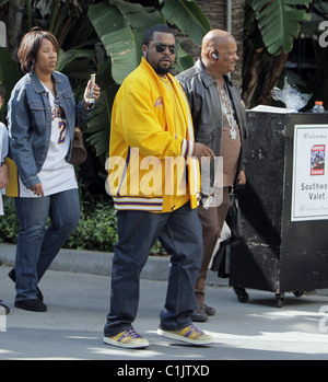 Ice Cube arrive pour le premier match de la NBA, Championnat National entre l'A.L. Lakers et Orlando Magic à Banque D'Images