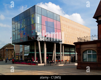 Le Quad Arts Centre à Derby en Angleterre Royaume-uni conçu par Feilden Clegg Bradley architectes et a ouvert ses portes en septembre 2008 Banque D'Images