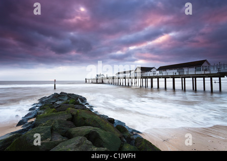 L'aube à Southwold pier un jour nuageux. Banque D'Images