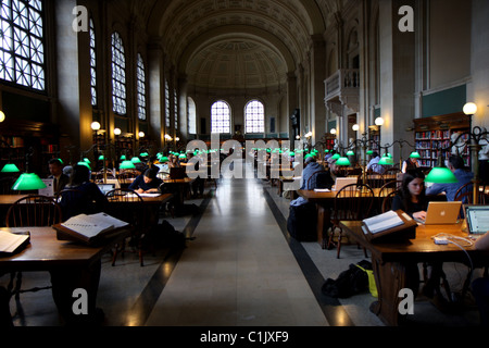 Intérieur de la bibliothèque publique de Boston et un étudiants de lire un livre sous lampes vertes dans la salle de lecture principale Banque D'Images