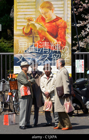 Les hommes japonais debout devant un panneau au Musée National de Tokyo, Tokyo, Ueno Japon JP Banque D'Images