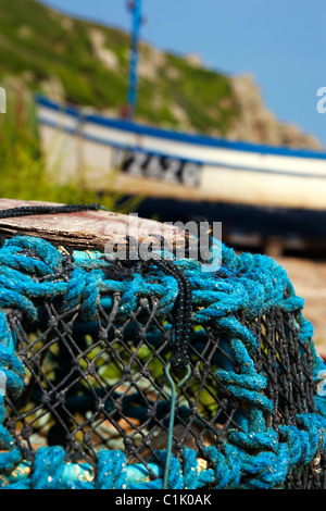 Des casiers à homard sur la cale de halage à Penberth Cove, sur la côte de Cornouailles Cornwall UK Banque D'Images