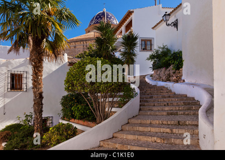 Une rue d'étapes menant à l'église dans le village pittoresque d'Altea, Alicante, Costa Blanca, Province, Valencia, Espagne Banque D'Images