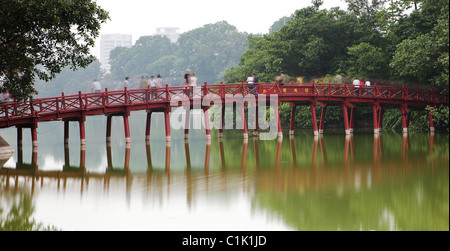 Les Huc Bridge sur le lac Hoan Kiem, Hanoi, Vietnam Banque D'Images