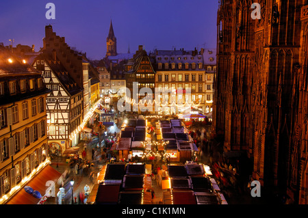 La France, Bas Rhin, Strasbourg, vieille ville classée au Patrimoine Mondial de l'UNESCO, la Place de la cathédrale Marché de Noël cabines Banque D'Images