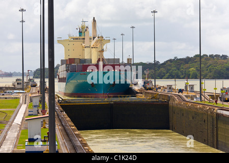 Porte-conteneurs passant par écluses de Gatun, Canal de Panama, Panama Banque D'Images