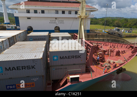 Porte-conteneurs passant par écluses de Gatun, Canal de Panama, Panama Banque D'Images