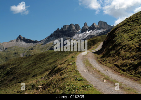 Crête de montagne d'automne et la neige sur les Alpes Suisses en montagne.foreground-gravier, back - ridge de gray rock towers, ciel bleu Banque D'Images